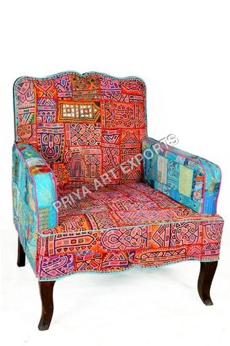 फैब्रिक में लिपटी हुई सोफ़ा