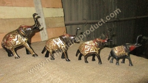 धातु के हाथियों की मूर्तियाँ