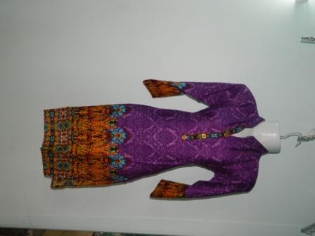 रेयोन कुर्ती बैंगनी रंग की है जिसमें आस्तीन हैं।