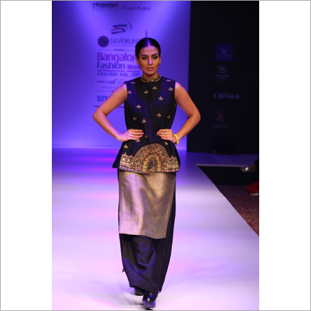 ब्लैक एंड गोल्ड कुर्ता