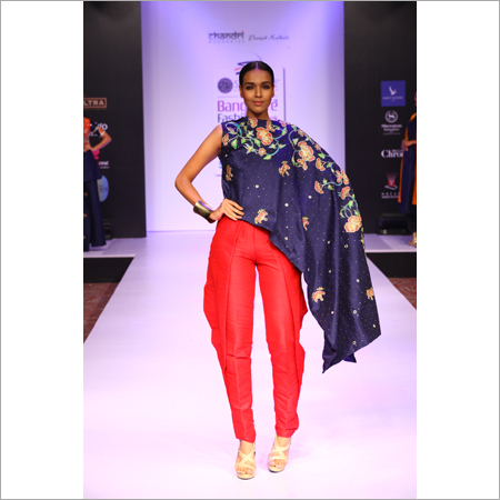 ब्लू केप और लेयर्ड पैंट