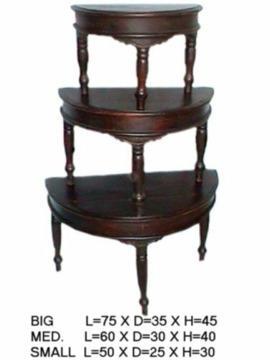 तीन मेजों का सेट