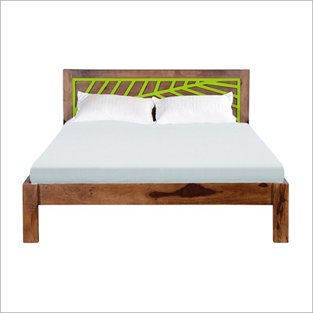 लकड़ी का बिस्तर