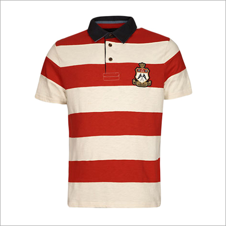 लाल और नीली टी-शर्ट्स