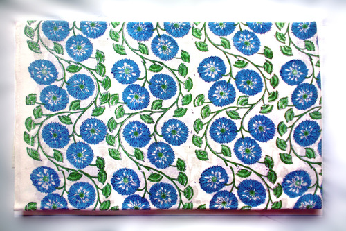 हरे और नीले फूलों वाले सूती कपड़े