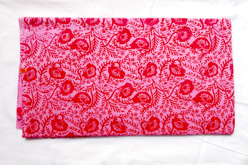 गुलाबी फूलों वाला कपड़ा कॉटन प्रिंट