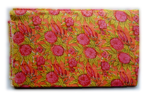 हरे नारंगी फूलों वाला सूती कपड़ा