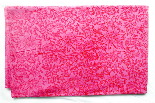 मुलायम गुलाबी फूलों वाला सूती कपड़ा