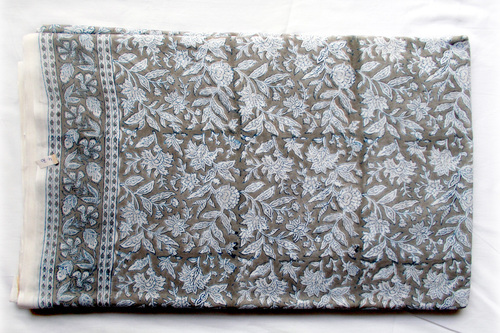 ग्रे फ्लोरी कॉटन फैब्रिक