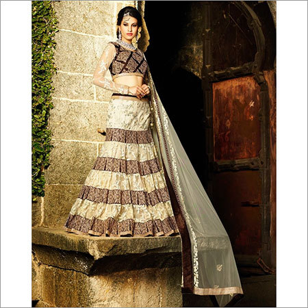 दुल्हन कढ़ाई की लहंगा