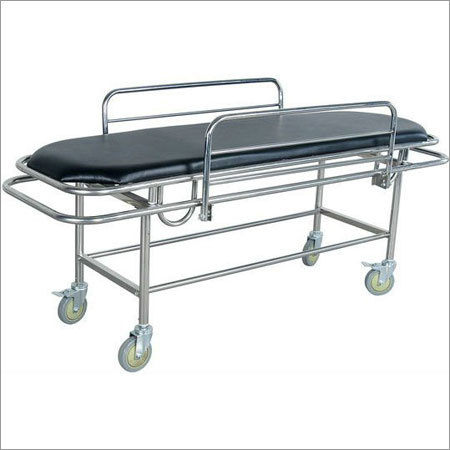 Patient Stretcher Trolley का उपयोग मरीजों को अस्पताल के विभिन्न हिस्सों में ले जाने के लिए किया जाता है। यह मजबूत और स्थिर है, जो सुरक्षा और आराम प्रदान करता है। इसके डिजाइन में आसानी से संचालन की सुविधा है।