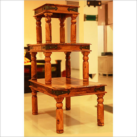 लकड़ी की मेज