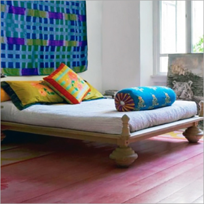 किंग साइज बिस्तर गोल पैर के साथ