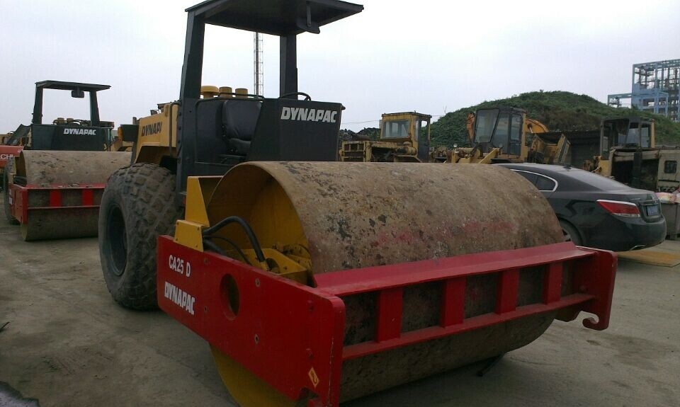 उपयोग किया गया Dynapac CA25D सड़क रोलर