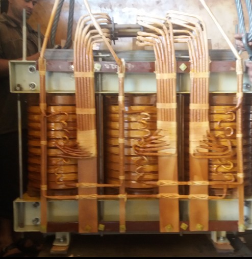 उद्योग वितरण ट्रांसफार्मर का उपयोग करते हैं