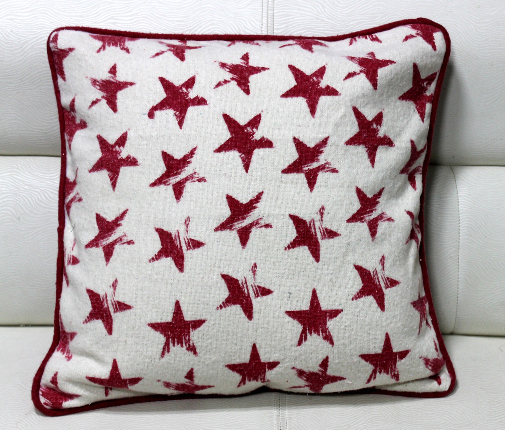 Red Star Printed Soft Feel Christmas Cushion With Red Back & Piepin