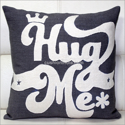 &Quot;हग मी&Quot; हाथ से सिला हुआ कुशन कवर लिखें