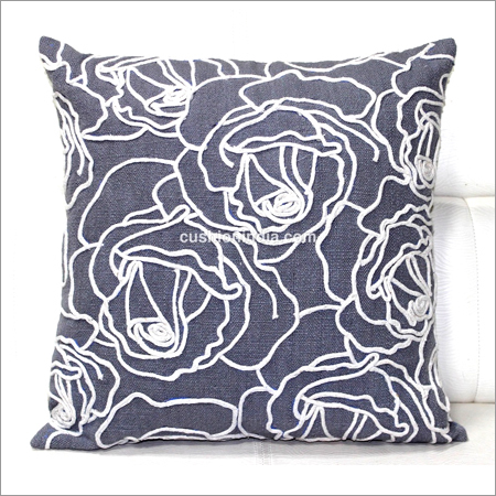 गुलाब के फूल के धागे से सिला हुआ कॉटन कुशन कवर