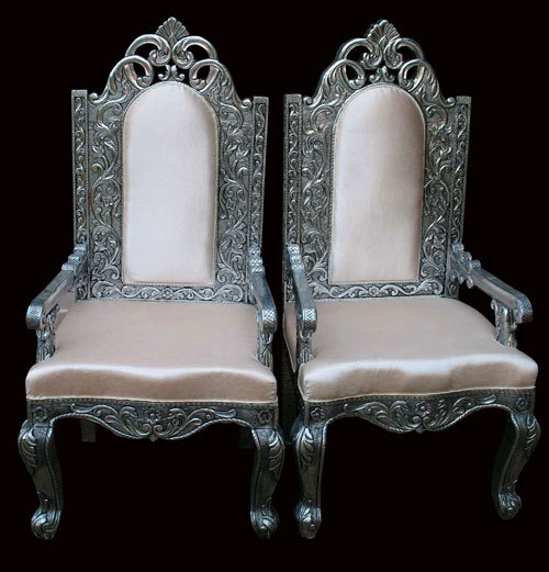 सफेद धातु की नक्काशी की कुर्सी