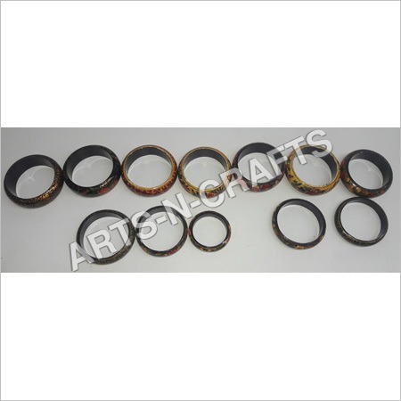 पेपर माचे की चूड़ियाँ