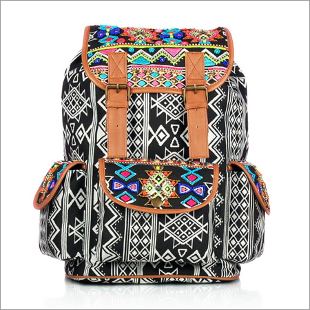 जनजातीय कढ़ाई वाला काला बैग
