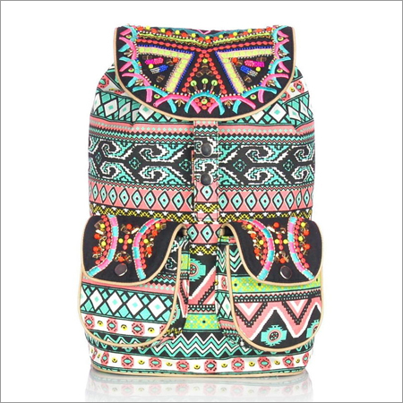 कढ़ाई वाला बैकपैक