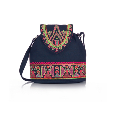 नीली कैनवास कढ़ाई की गई क्रॉस बॉडी बैग