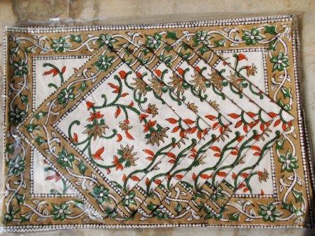 ब्राउन फ्लोरल डाइनिंग प्लेस मैट सेट