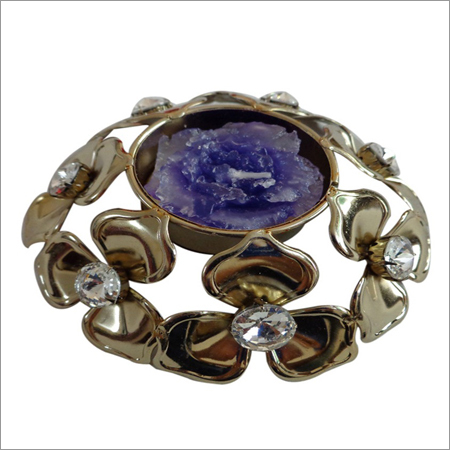 प्राचीन पीतल का मोमबत्ती स्टैंड