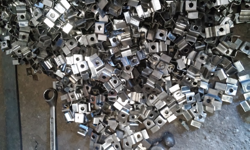 ग्रेटिंग्स क्लैम्प्स आवेदन: औद्योगिक उपयोग के लिए