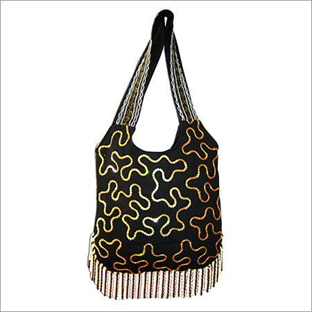 महिलाओं के मोती से बने बैग