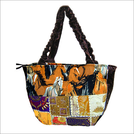 डिजाइनर कढ़ाई वाले हैंडबैग