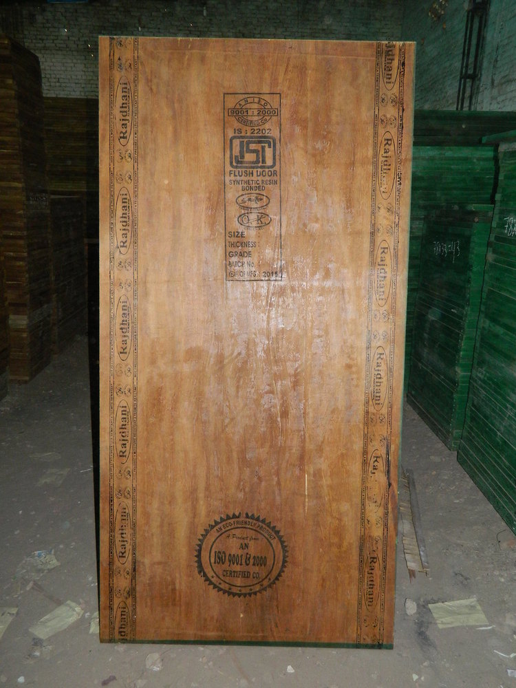 व्यावसायिक फ्लश दरवाजे