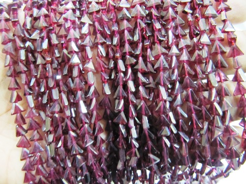 रेड गार्नेट ट्रायंगल बीड्स