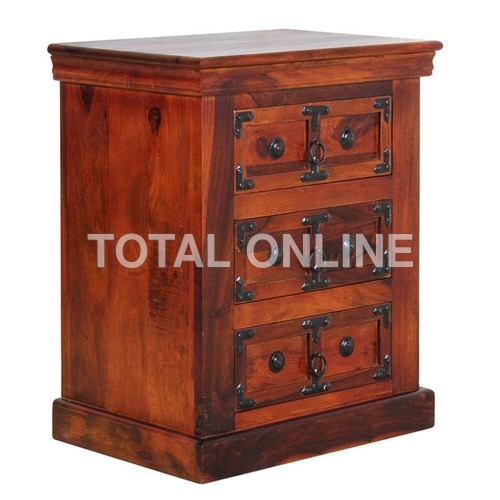 धातु की फिटिंग वाला बिस्तर के पास टेबल