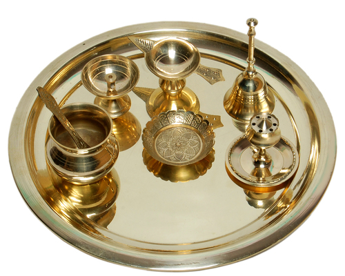 भारी पीतल के साथ पूजा थाली सेट - 08 पीस सेट पूजा कलश, पूजा बेल, अगरबत्ती धारक