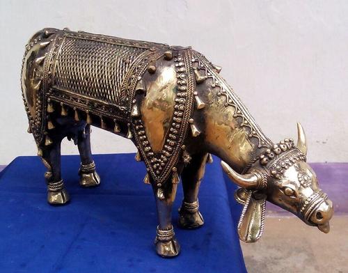 सजावटी गाय की मूर्ति
