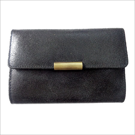 महिलाओं का काला चमड़े का बटुआ