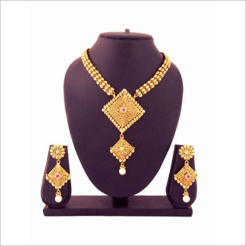 सोने की परत चढ़ी हार