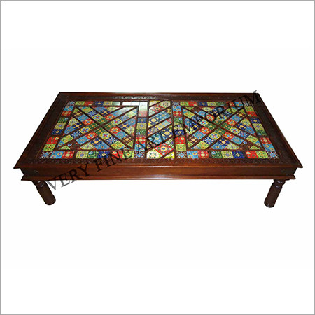 टाइल फिटेड लकड़ी की मेज़