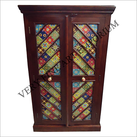 टाइल लगे लकड़ी का अलमारी