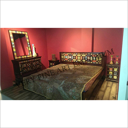 प्राचीन पुनरुत्पादन लकड़ी का फर्नीचर