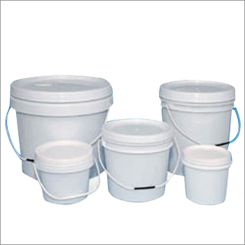 सफेद प्लास्टिक पेंट की बाल्टी