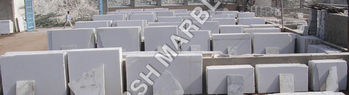 गोदाम में संगमरमर की चादरें