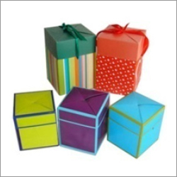 बहु रंगीन प्रिंट किए गए बॉक्स