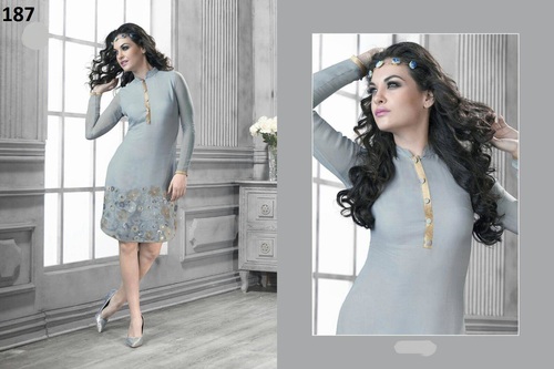 प्रभावशाली भारी कुर्ती