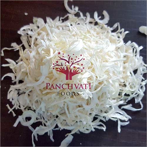 सूखे सफेद प्याज के टुकड़े