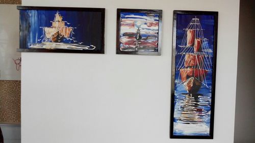 शयनकक्ष की दीवार पर पेंटिंग