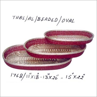 कई उद्देश्यों के लिए एक सुंदर रंगीन मोती की टोकरी