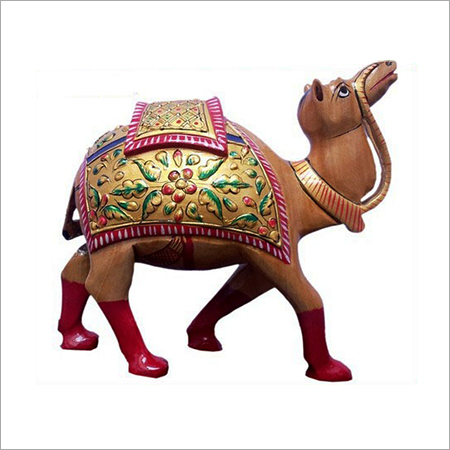 लकड़ी से बना रंगीन ऊंट